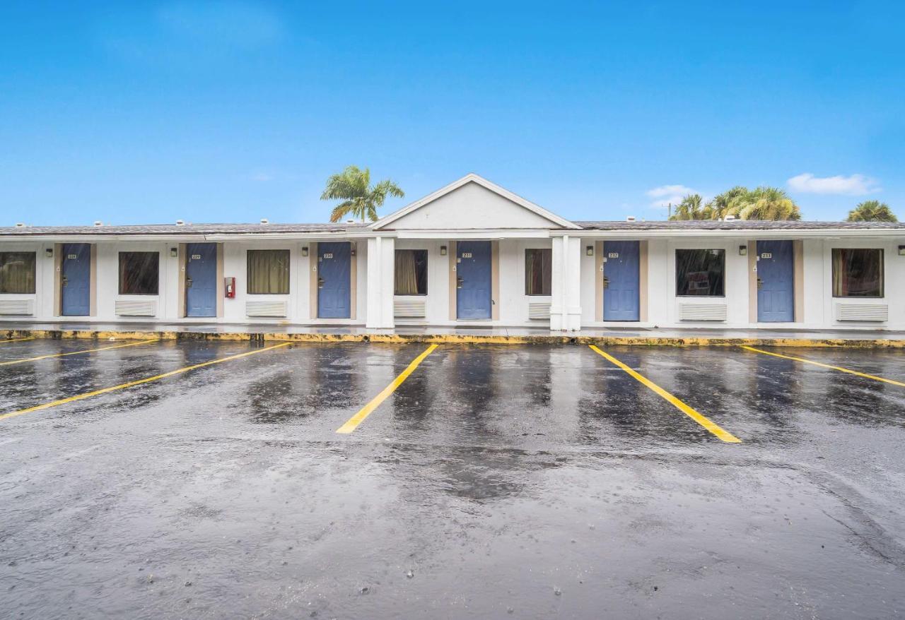 Motel 6-Fort Myers, Fl นอร์ทฟอร์ทไมเออร์ส ภายนอก รูปภาพ