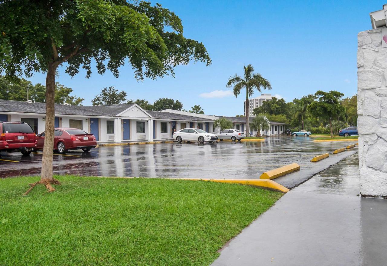 Motel 6-Fort Myers, Fl นอร์ทฟอร์ทไมเออร์ส ภายนอก รูปภาพ